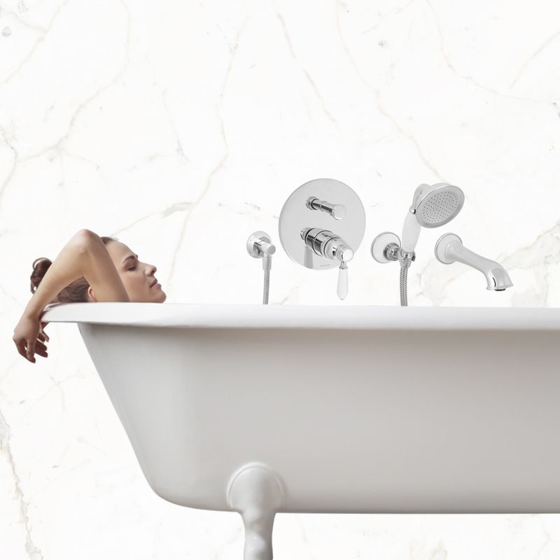 Eine Frau liegt in einer Badewanne